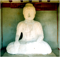 郷石里 石造如来坐像