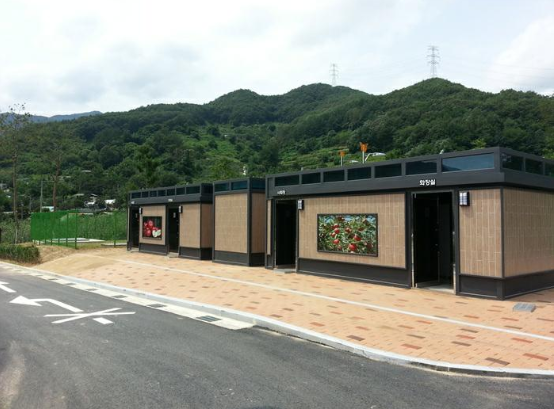오토캠핑장 화장실 및 샤워장 외부 전경